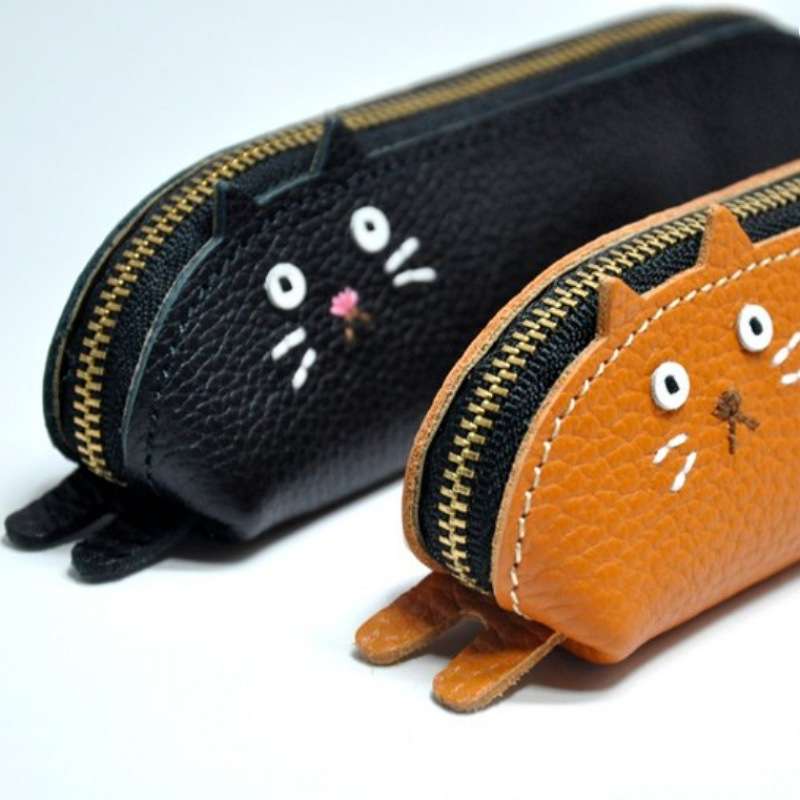 革ペンケース 猫顔デザイン ふわふわタッセル付きペンケース