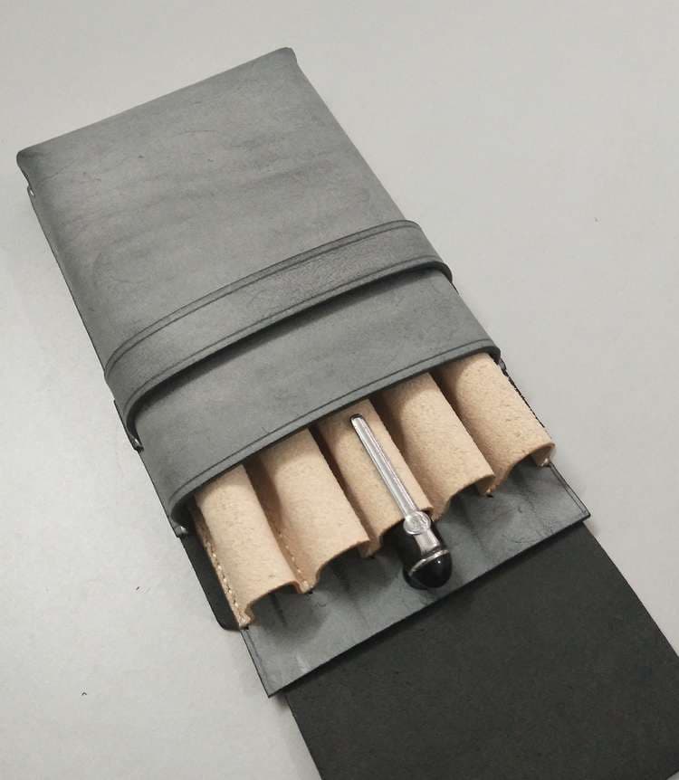 革ペンケース 職人魂が宿る革細工ペンケース